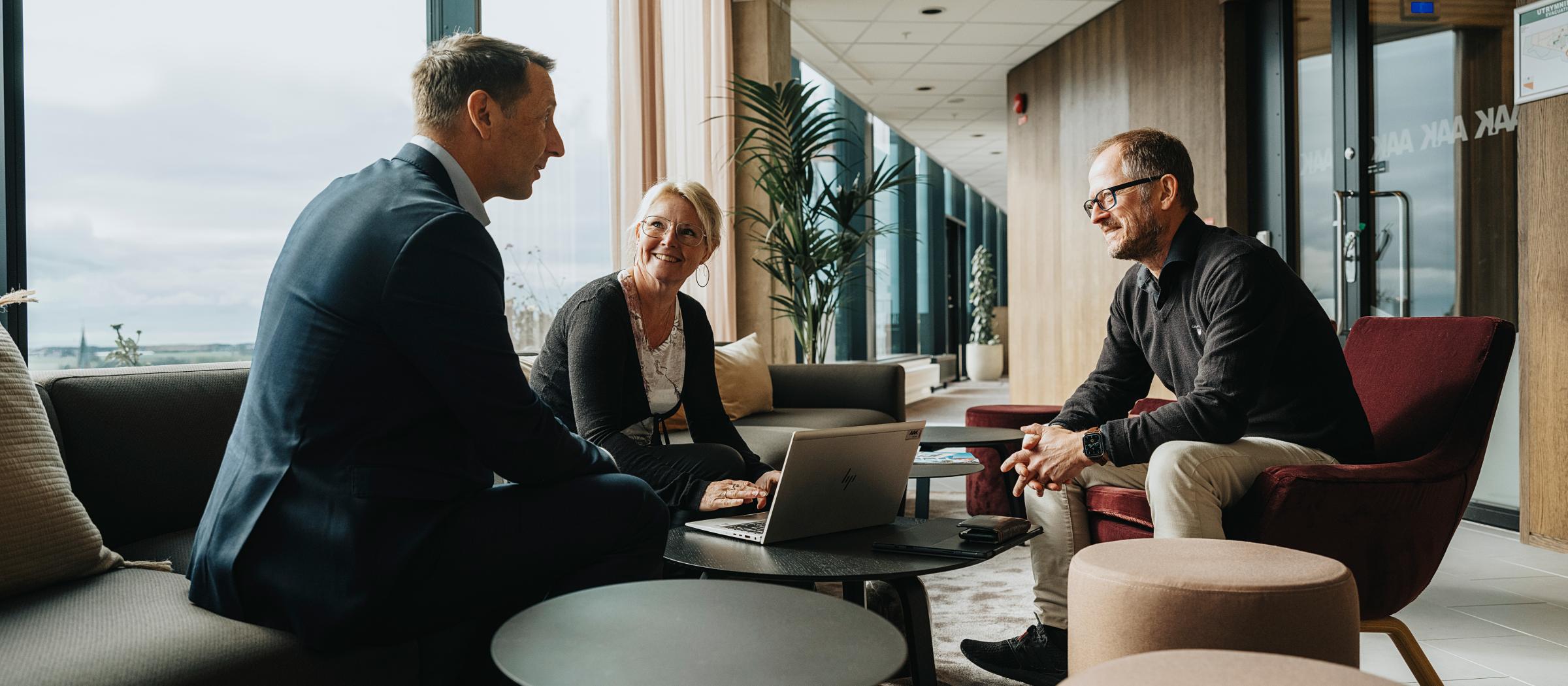 ”Loungigt och välkomnande”, så ville AAK ha det i sitt nya kontor. Tre medarbetare i en öppen kontorsyta.