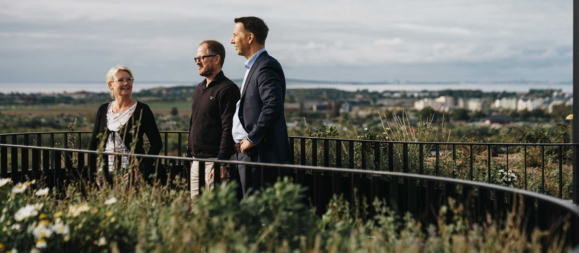 Till företaget AAK:s kontor på våning 11 och 12 i Hyllie Terrass hör hela fyra terrasser. Tre medarbetare på terrass med utsikt.