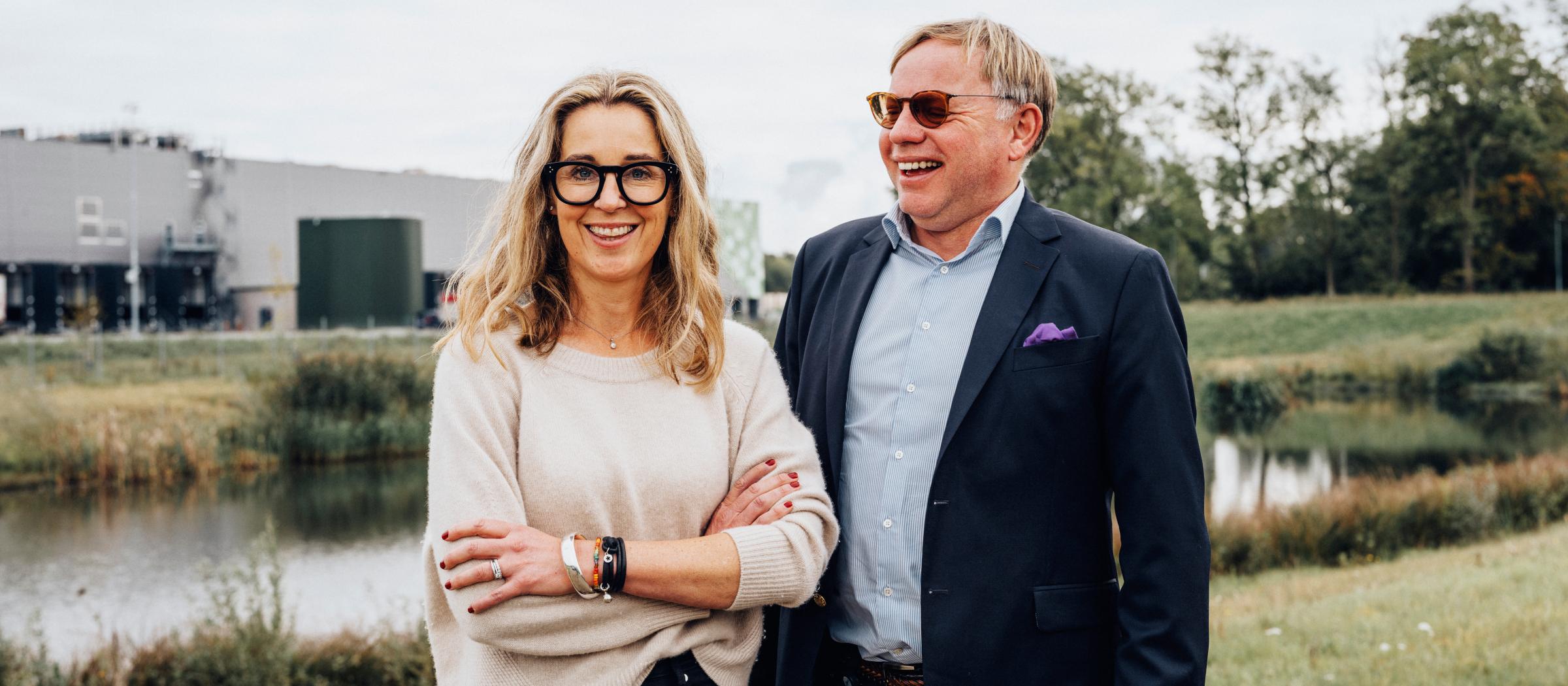 Greenfoods hållbarhetschef Anna Klenell och VD Ted Stenshed utanför anläggningen Greenhouse. Greenfoods hållbarhetschef och VD utanför anläggningen.