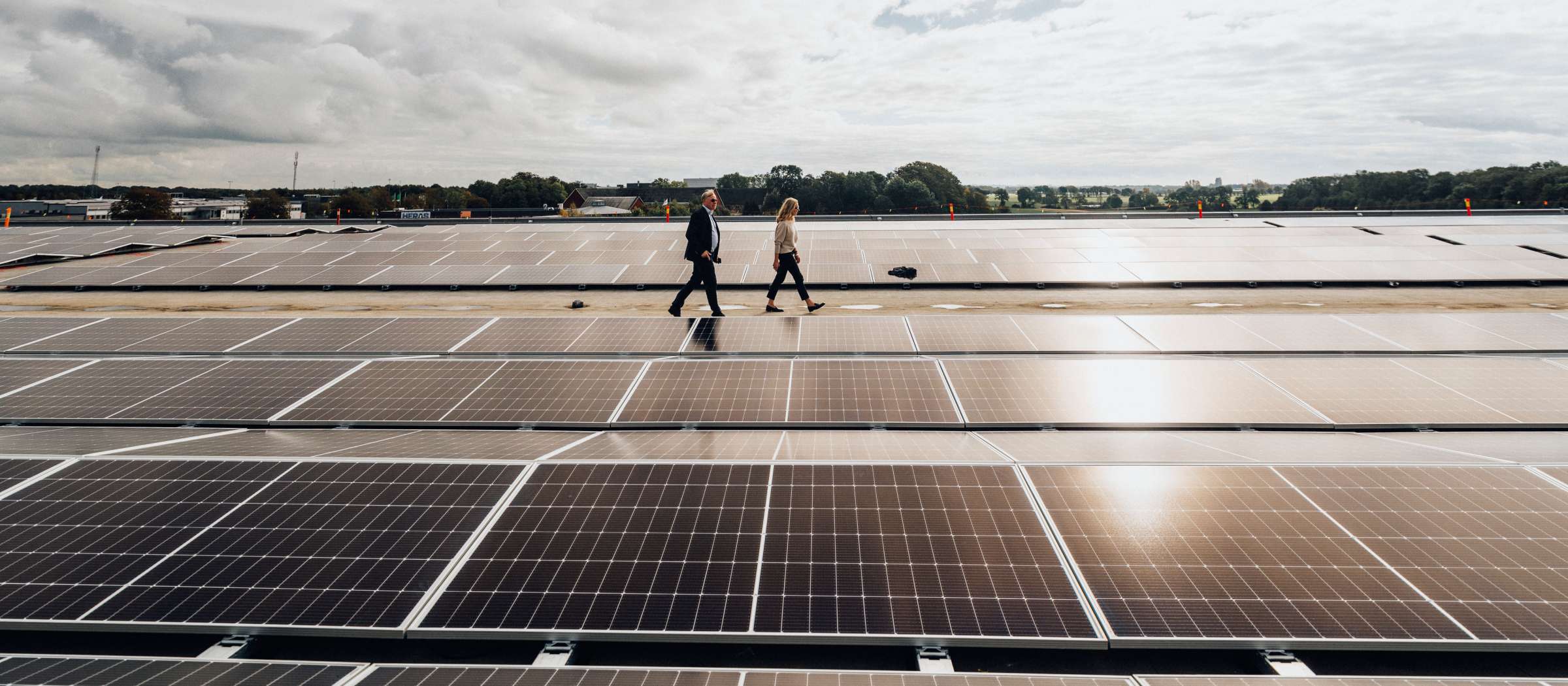 Den fyra hektar stora solcellsanläggningen på Greenhouse tak är en av landets största. Greenfoods hållbarhetschef och VD på solcellstaket.
