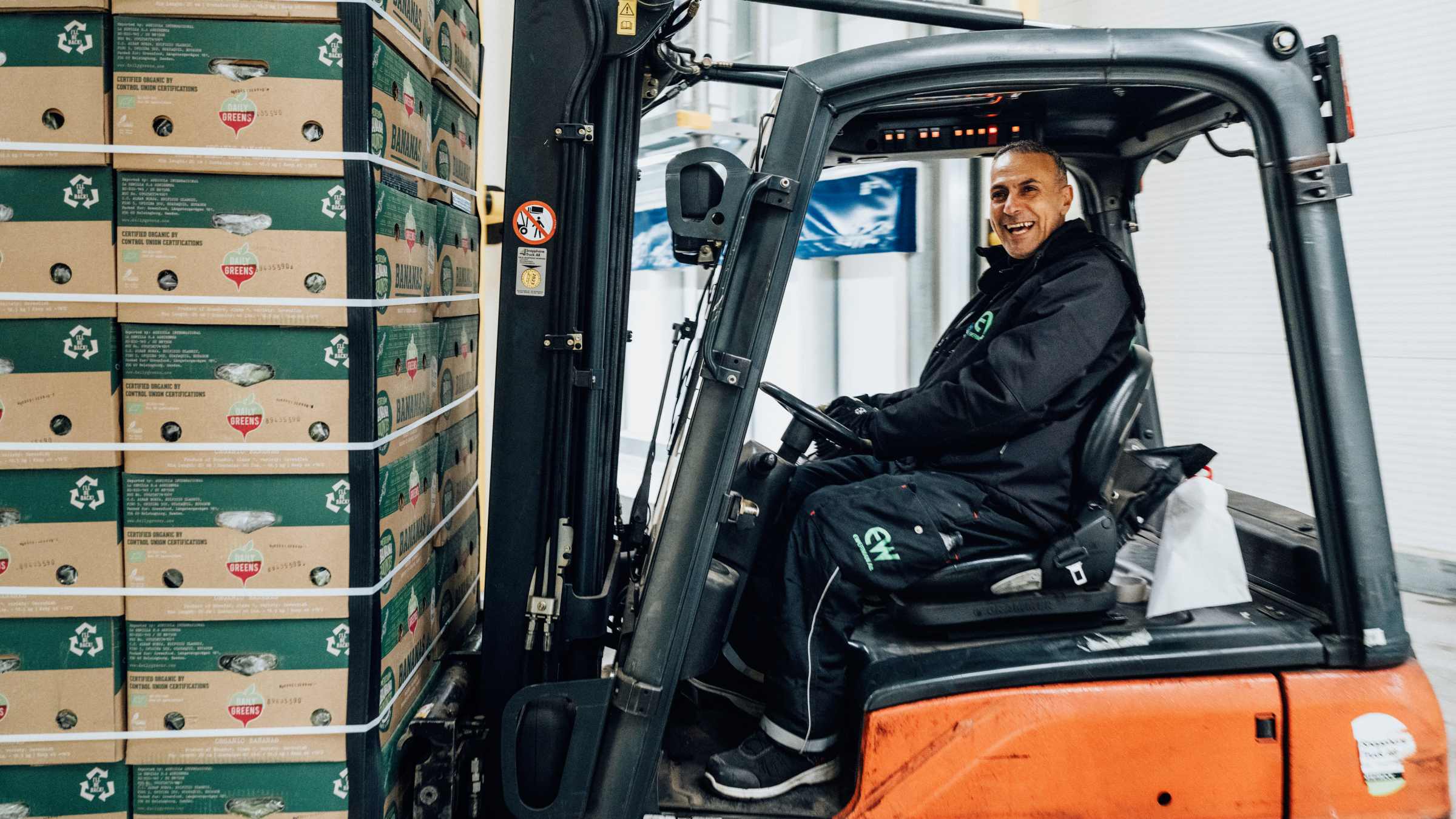 Bananmognadsanläggningen är hela nio meter hög och här arbetar bland andra X. Anställd i lagret kör truck med bananlådor.