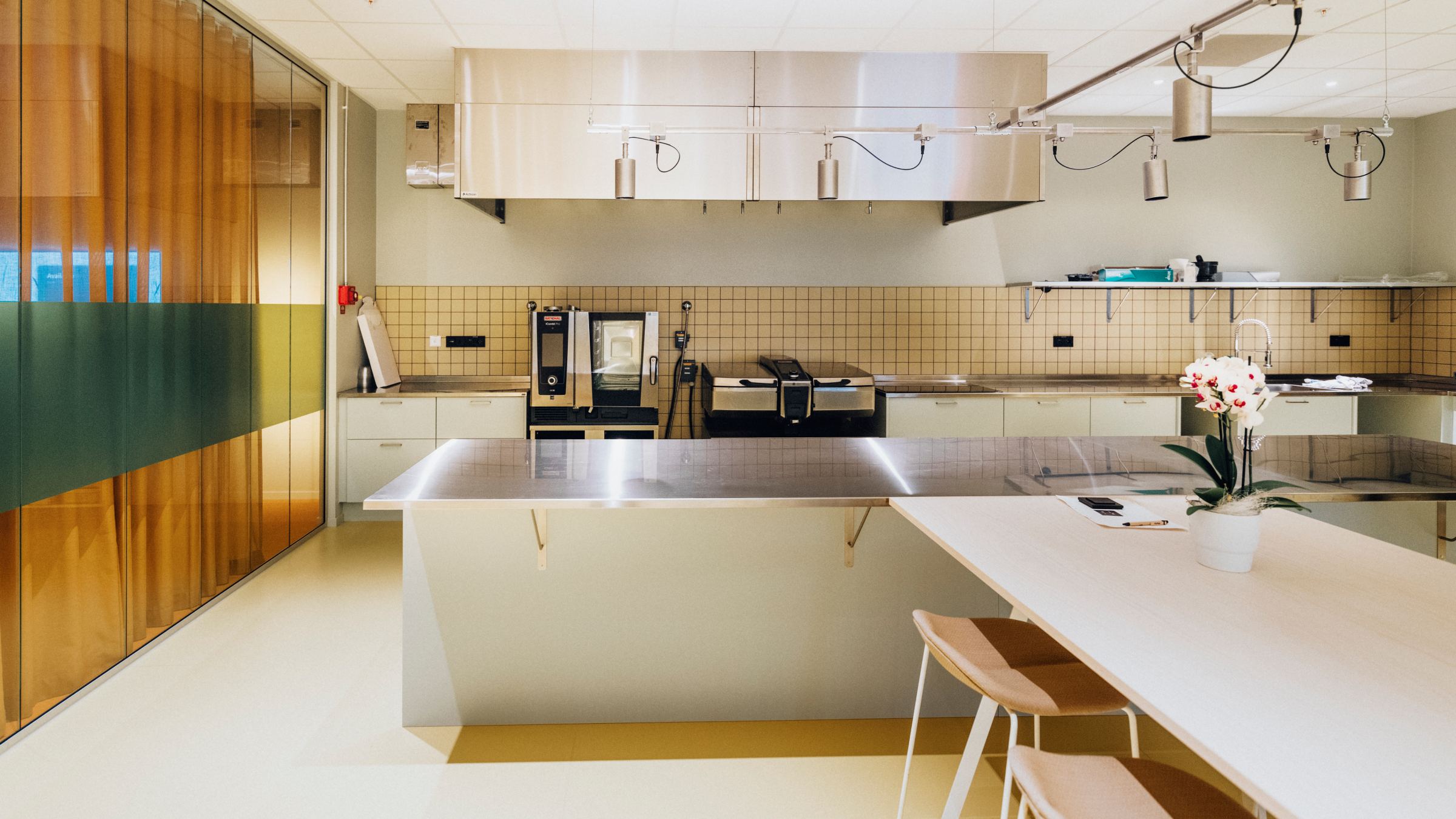 Anläggningen Greehouse innehåller också ett provkök. Ett färgglatt inrett kök.
