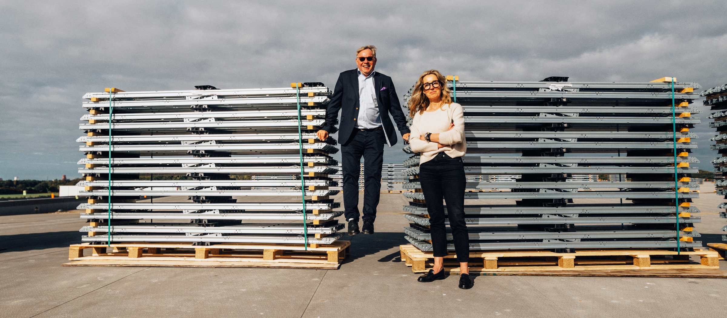 Greenfoods hållbarhetschef Anna Klenell och VD Ted Stenshed inspekterar stolta Greenhouse tak, som successivt förses med solceller. Greenfoods hållbarhetschef Anna Klenell och VD Ted Stenshed på Greenhouse tak, försett med solceller.
